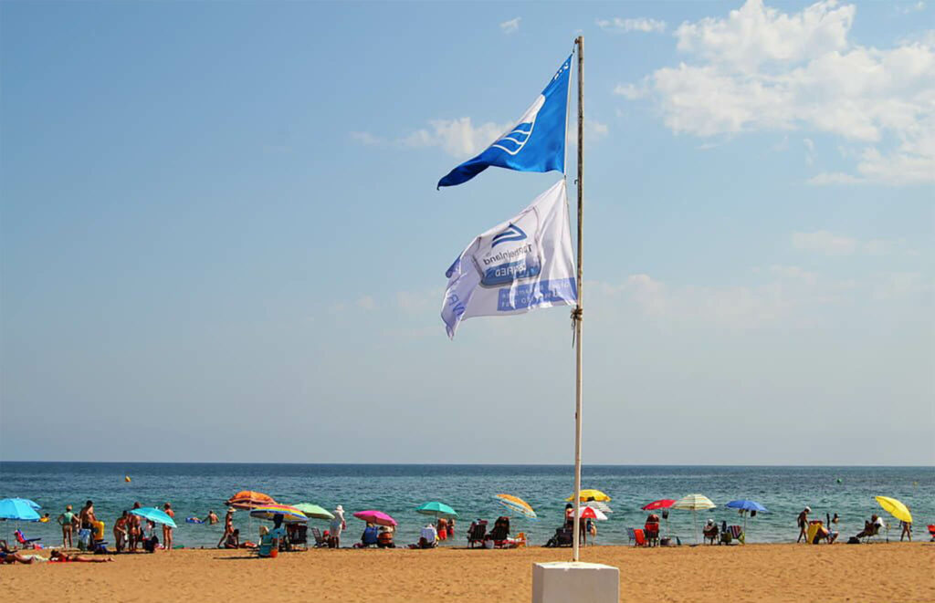 la bandera azul hondeando en la playa de les bovetes de denia 1