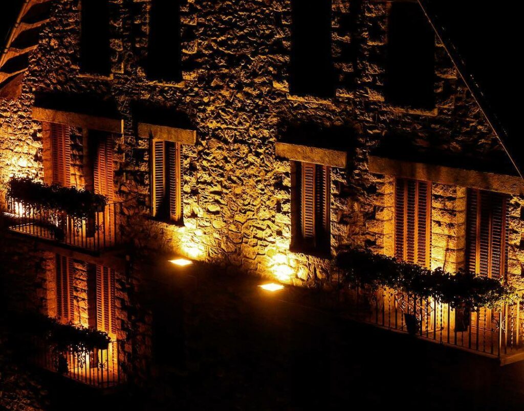 Hotel de l'Isard at night
