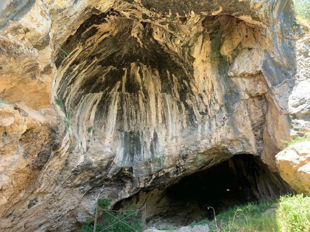 The paleolitic cave at Cova Negra
